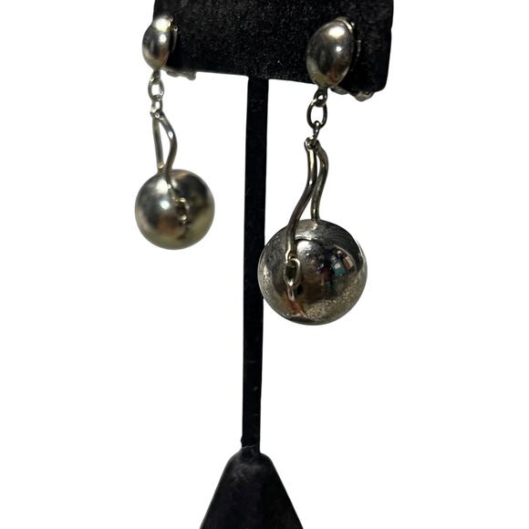 Vintage Silver Metal Orb Ball Dangle Clip On Statement Earrings - Picture 3 of 10
